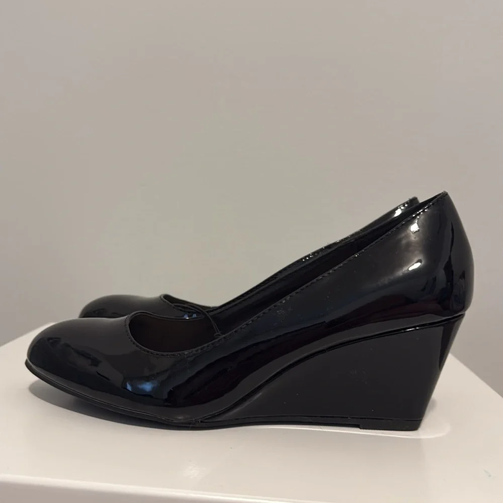 New Rialto Freda wedged shoes patented faux leather size 8, fits 7.5 - Picture 2 of 7